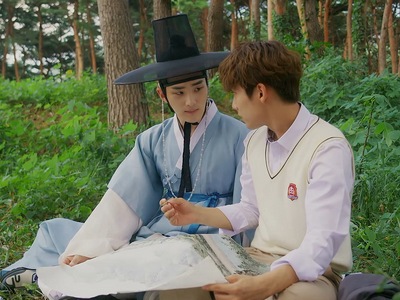 Eun Ho and Heon travel to the present timeline together.