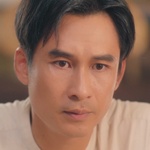 Ji's father is portrayed by Thai actor Lerwith Sangsith (เลอวิทย์ สังฃ์สิฑธึ).