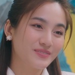 Nini's mother is portrayed by a Thai actress.