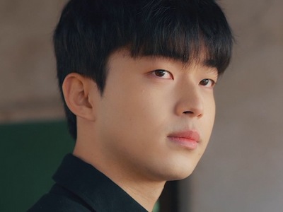 Ji Woo is portrayed by the Korean actor Kim Kang Min (김강민).