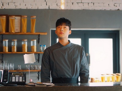 Ji Woo runs a restaurant by himself.