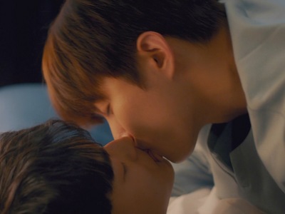 Seo Joon and Ji Woo make out.