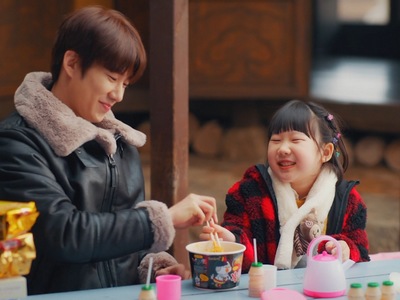 Seo Joon gets along with Yoo Ha, the neighbour's kid.