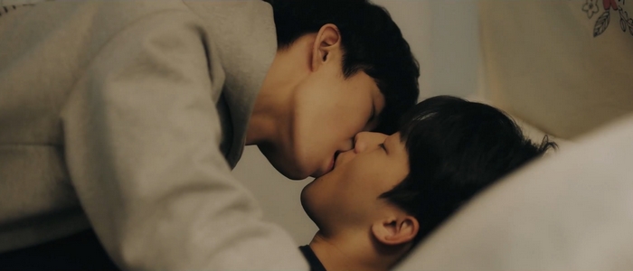 Seo Joon and Ji Woo have a nice kiss at the end of the series.