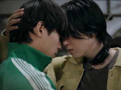 Kakutani and Maruno share an intimate moment.