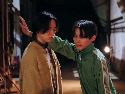 Kakutani and Maruno share a pose.