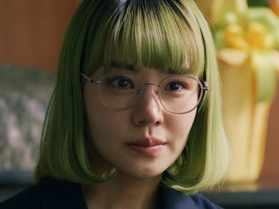 Mari Koda is portrayed by Japanese actress Nao (奈緒).