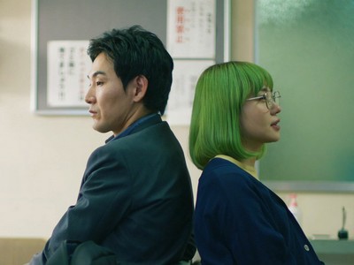 Mari is a police detective. Ryo is a professional interpreter.