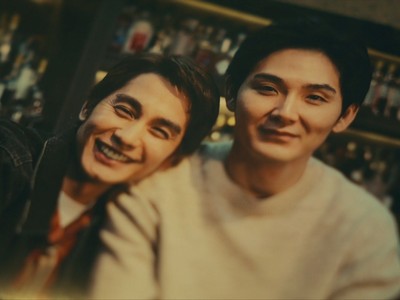 Ryo and Satoru take a picture together as a couple.
