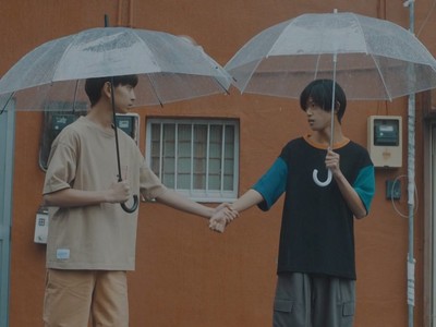 Kazuma and Ren meet in the rain.