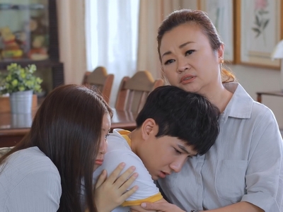 Pang and Chonlatee's mom comfort him after his failed kiss.