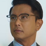 Sak is portrayed by the Thai actor Kradum Thanayong Wongtrakul (à¸�à¸£à¸°à¸”à¸¸à¸¡ à¸˜à¸™à¸²à¸¢à¸‡ à¸§à¹ˆà¸­à¸‡à¸•à¸£à¸°à¸�à¸¹à¸¥).