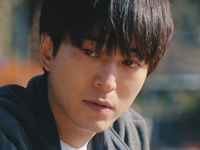 Takuzo is portrayed by Japanese actor Kodai Asaka (浅香航大).