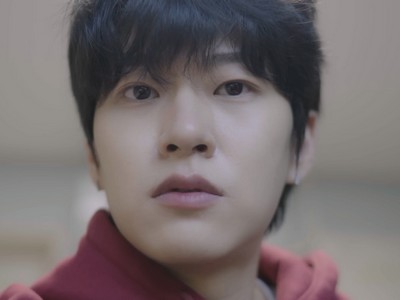 Suho is portrayed by Korean actor Shin Joon Hyung (신준형).