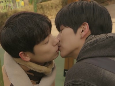 Suho and Kangmin kiss.