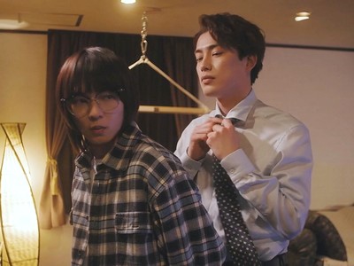Kaji and Fukami are in the hotel room.