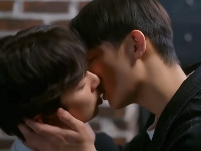 Taejun and Hamin kiss.