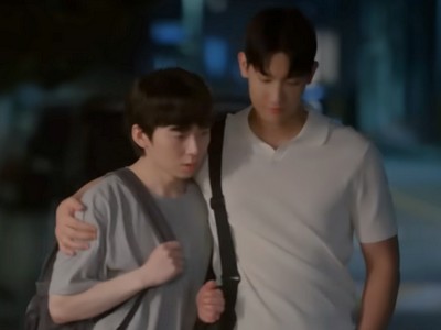 Hamin and Taejun talk at night.