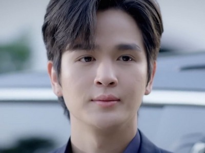 Kamol is portrayed by the Thai actor Yoon Phusanu Wongsavanischakorn (ยุ่น ภูษณุ วงศาวณิชชากร).