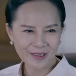 Kim's mom is portrayed by the Thai actress Tai Penpak Sirikul (ต่าย เพ็ญพักตร์ ศิริกุล).