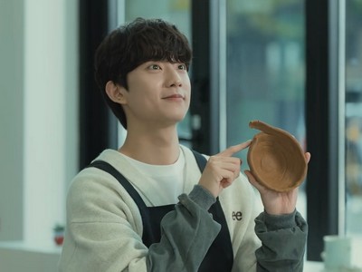 Wonyoung gets Taejoon's attention with a broken piece of pottery.