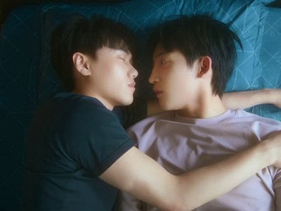 Qian and Yuan are in bed together.