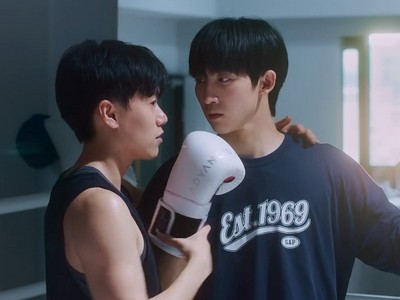 Qian and Yuan are practicing boxing.