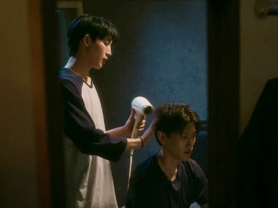 Yuan dries Qian's hair in Episode 10.