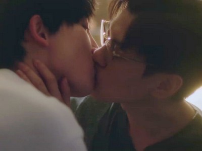 Qian and Yuan kiss after accepting their feelings.