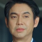 Tess' dad is portrayed by the Thai actor Kwantuch Na Takuathung (ขวัญทัศน์ ณ ตะกั่วทุ่ง).