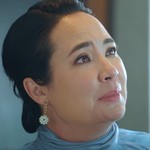 Tess' mom is portrayed by the Thai actress Ann Watsana Phunphon (แอน วาสนา พูนผล).
