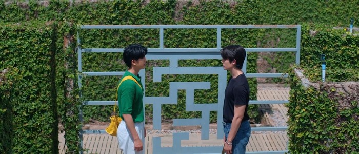 Talay and Puen meet each other in a maze.