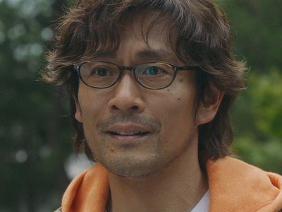 Kenji is portrayed by the Japanese actor Seiyou Uchino (内野聖陽).