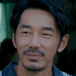 Old He is portrayed by Taiwanese actor Lee Lee Zen (李李仁).