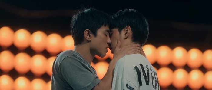 Xiang Yong and Hao Wei kiss in Episode 5.