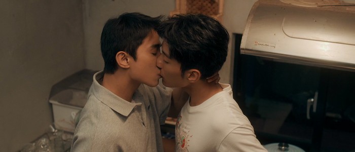 Xiang Yong and Hao Wei kiss in Episode 12.