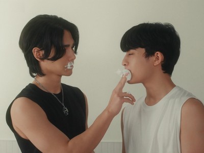 Wooju and Raon play with whipped cream.