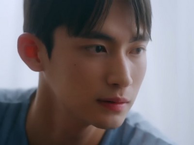 Iseop is portrayed by Korean actor Jung Myeong Cheol (정명철).