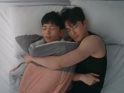 Iseop hugs Wootae in bed.