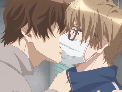 Ushio kisses Kei through his mask.