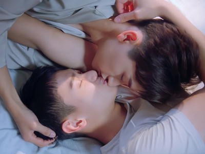 Shun Yu and Shang Zhou kiss each other.