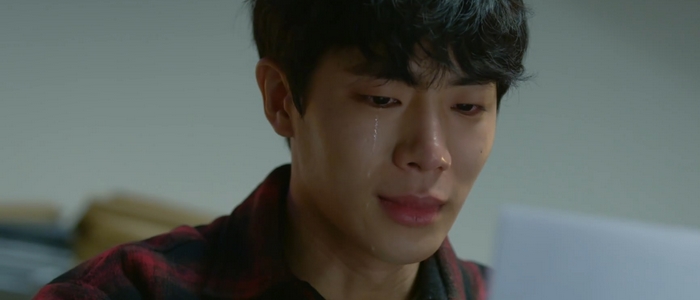 Shi On cries when he thinks Hong Seok left him in the end.