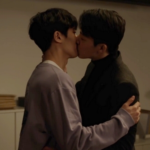My favourite episode in You Make Me Dance is probably Episode 7, where Shi On and Hong Seok kiss in his office.
