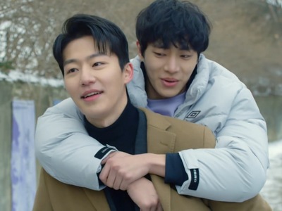 Hong Seok gives Si On a piggyback.