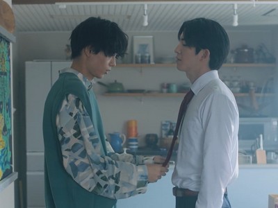 Kai helps Hajime with his tie.