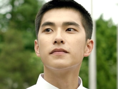 Birdy is portrayed by the Taiwanese actor Tseng Jing Hua (曾敬驊).