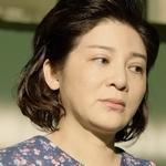 Jia Han's mom is played by the actress Lotus Wang (王彩樺).