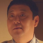 Hinata's father is portrayed by Ishimoto Doronzu (ドロンズ石本).