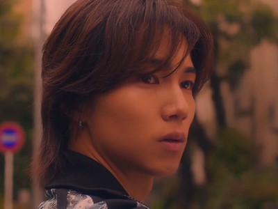 Tasuku is portrayed by Japanese actor Toui Nakabayashi (中林登生).