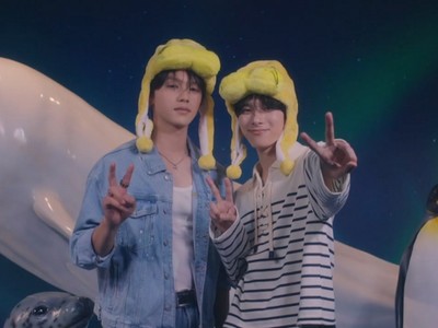 Hinata and Sora pose at the aquarium.